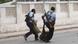 Somalische Soldaten bringen einen verletzten Kameraden nahe des Parlamentsgebäudes in Mogadischu aus der Schusszone (Foto: Reuters) Somalische Soldaten bringen einen verletzten Kameraden nahe des Parlamentsgebäudes in Mogadischu aus der Schusszone (Foto: Reuters)