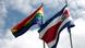 Costa Rica Flagge mit Regenbogenflagge in San Jose Costa Rica Flagge mit Regenbogenflagge in San Jose