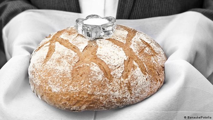  След като цялата работа е свършена, идва ред на първото празненство в новото жилище. По този метод германците благодарят на всички свои другари, които са им помогнали при преместването. Това е и отлична опция да се срещнат с новите си съседи. 