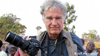 Jeff Widener mit Kamera in Angola (Foto: Jeff Widener/Associated Press)