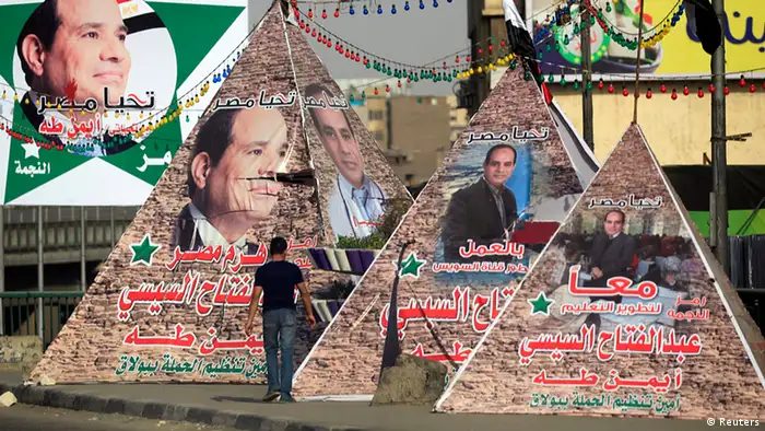 Ägypten Wahlen Aktivist Wahlplakat Abdel Fattah al-Sisi Pyramide