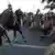 Polizisten gehen gegen demonstrierende Ureinwohner vor (Foto: rtr)