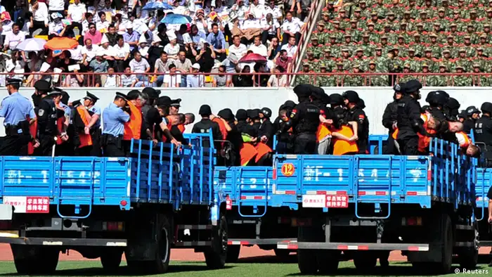 China Massenprozess gegen Uiguren im Stadion 27.05.2014