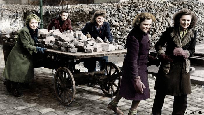 Deutschland Nachkriegszeit Berlin Trümmerfrauen beim Enttrümmern