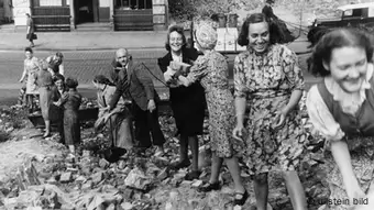 Deutschland Nachkriegszeit Trümmerfrauen in Hamburg