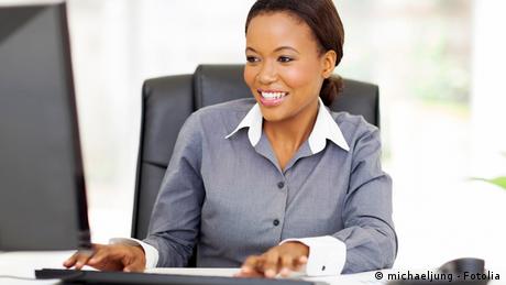 Symbolbild Afrika Frauen Computer (Foto: michaeljung - Fotolia)