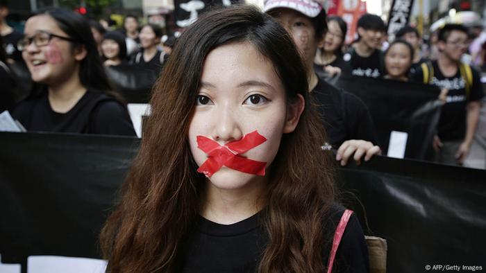 Hunderte Menschen demonstrieren vor Tiananmen-Jahrestag in Hongkong 1.6.2014