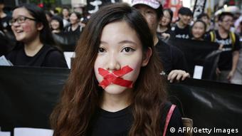 Hunderte Menschen demonstrieren vor Tiananmen-Jahrestag in Hongkong 1.6.2014