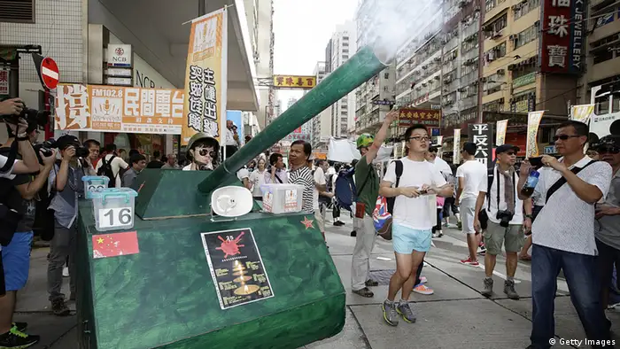 Hunderte Menschen demonstrieren vor Tiananmen-Jahrestag in Hongkong 1.6.2014