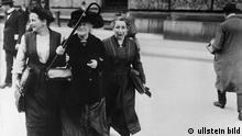 Clara Zetkin *05.07.1857-20.06.1933+ sozialistische Politikerin, D 1907 SPD, 1919 KPD mit Lore Agnes (li) und Mathilde Wurm (re) - 1920