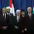 Palästinenserpräsident Abbas mit den Mitgliedern der neuen palästinensischen Regierung (Foto: Reuters)