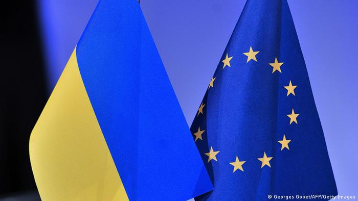 Прапори України та Євросоюзу (символічне фото) Прапори України та Євросоюзу (символічне фото)