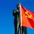 Флаг СССР на фоне памятника Ленину