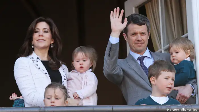 Der dänische Kronprinz Frederik und seine Frau Mary mit ihren vier Kindern (Foto: picture-alliance/dpa)