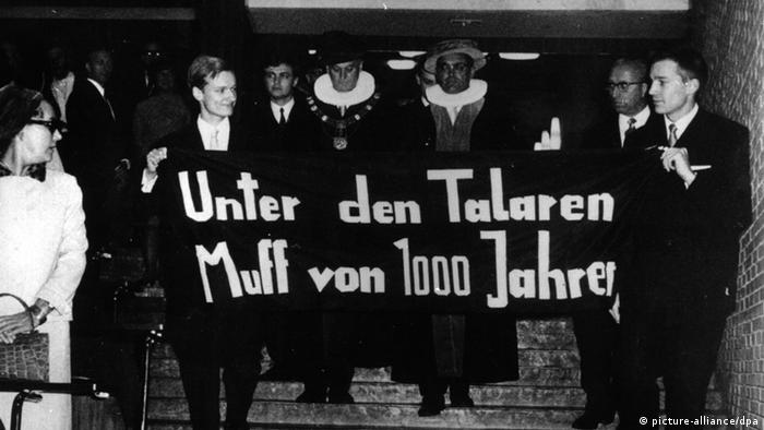 Unter den Talaren Muff von 1000 Jahren, steht auf einem Spruchband, das Studenten beim Eintritt des neuen und des alten Rektors der Universität Hamburg am 9. November 1967 ins Auditorium Maximum halten. (Foto: dpa)