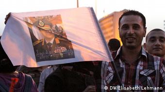 Junger Ägypter mit al-Sisi-Fahne (Foto: DW/Elisabeth Lehmann)