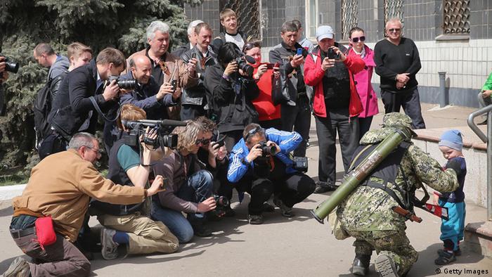 Журналісти під час роботи на тимчасово окупованій території Україні