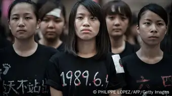 Hunderte Menschen demonstrieren vor Tiananmen-Jahrestag in Hongkong 4.6.2014