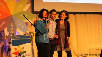Preisverleihung in München: (v.l.) Maya Götz mit Birgitta Schülke und Nasir Al-Jezairi, DW AkademieTV-Magazinsendung Yalla Nehna auf dem Prix Jeunesse Festival