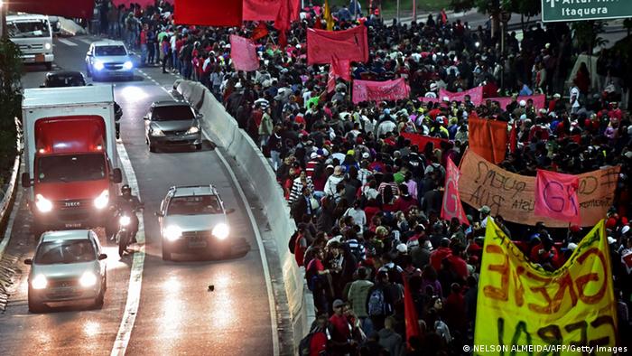 Ein Protestmarsch in São Paulo zieht an einer vielbefahrenen Autobahn vorbei (Foto: AFP)