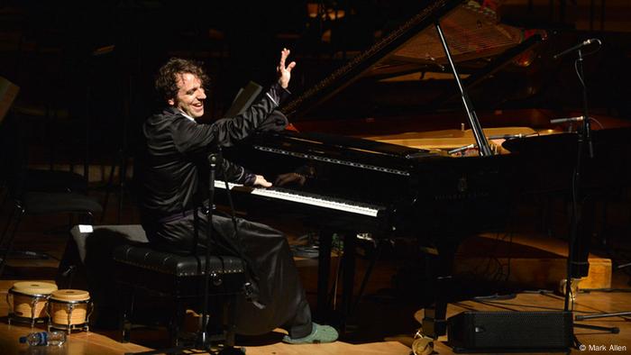 Chilly Gonzales spielt Klavier bei einem Konzert (Foto: Mark AllenI)