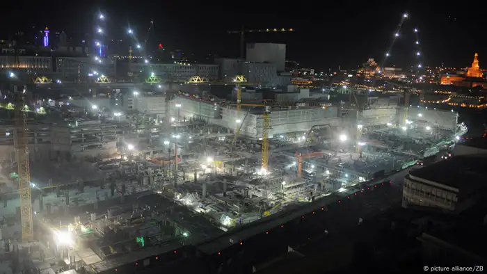 Luftaufnahme von einer Großbaustelle in Doha in Katar