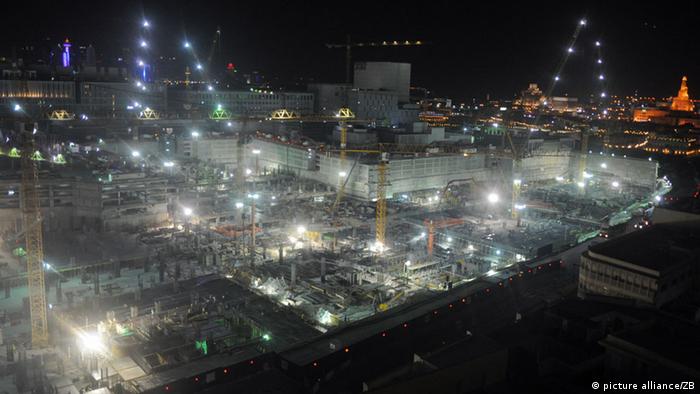 Beleuchtete Großbaustelle in Doha in Katar. Foto: dpa-pa