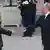 Путин стремительно направляется к Олланду, протягивая ему руку для рукопожатия