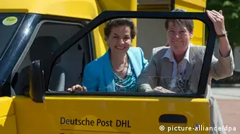 Barbara Hendricks mit Elektrofahrzeug in Bonn