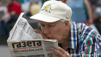 Ukraine Kiew Frau liest Zeitung