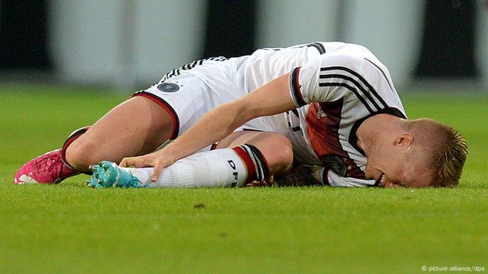 Deutschlands Nationalspieler Marco Reus liegt beim Länderspiel gegen Armenien mit schmerzverzerrtem Gesicht am Boden und hält sich den Knöchel