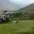 Aus einem Helikopter werden Hilfsgüter abgeladen (Foto: Reuters)
