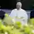 Papa Francis na Rais Mahmud Abbas wa Wapalestina (kushoto) na Rais Shimon Peres wa Israel (kulia) katika bustani za Vatican. (08.06.2014)
