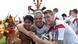 Mesut Özil (r.) und Lukas Podolski (2.v.r.) Arm in Arm mit einem Pataxó-Indio (Foto: Pool/Bongarts/Getty Images) Mesut Özil (r.) und Lukas Podolski (2.v.r.) Arm in Arm mit einem Pataxó-Indio (Foto: Pool/Bongarts/Getty Images)