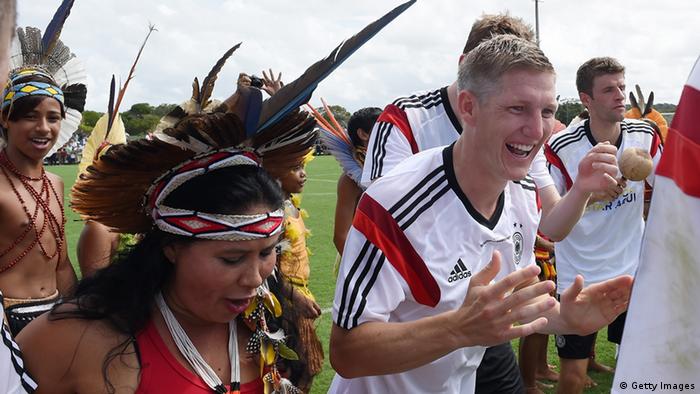 La selección alemana buscó el contacto con sus anfitriones en Brasil, un gesto que generó simpatías.