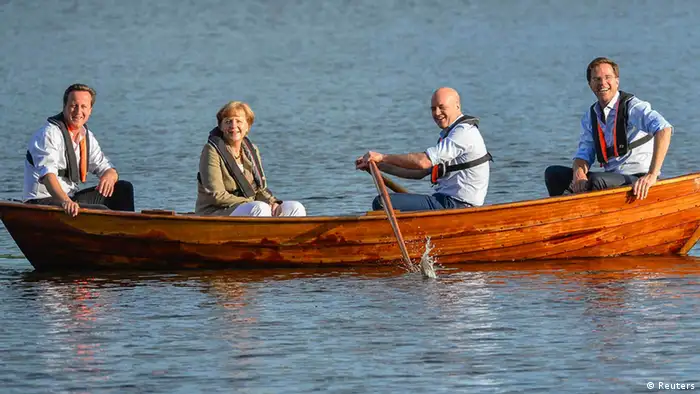 Mini-Gipfel in Schweden Merkel im Boot Symbolbild in einem Boot sitzen (Reuters)