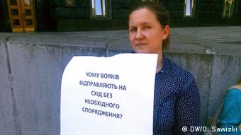 Активістка під Кабміном вимагає прискорити закупівлю спорядження