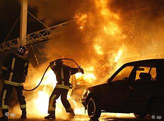 Incêndio de carros na França: 'imitação' em Berlim e Bremen?