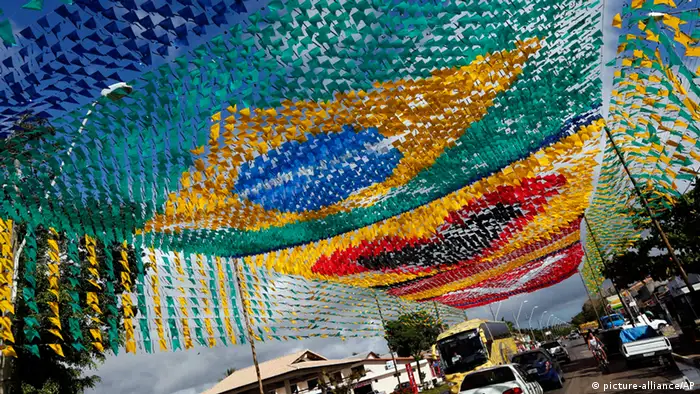 Straße in Brasilien dekoriert mit Nationalflaggen zur WM