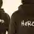 Junge Männer tragen Hemde mit dem Heroes Logo