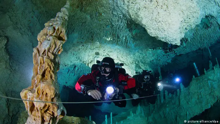 Höhle Cenote Las Calaveras in Mexiko