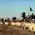 Konvoi von Isil-Kämpfern (Foto: AP)