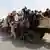 Irakische Freiwillige aus Bagdad steigen auf einen Planwagen, um in den Kampf gegen ISIS zu ziehen (Foto: Reuters)