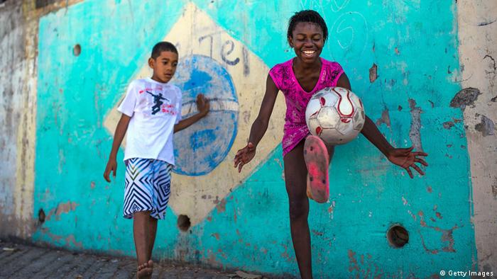 Symbolbild - Mädchen spielen Fußball in der Favela