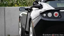 ARCHIV - Ein Elektroauto des US-amerikanischen Herstellers Tesla wird am 29.08.2013 in der Nähe von Niebüll (Schleswig-Holstein) aufgeladen. Um Elektroautos erschwinglicher für die Massen zu machen, treibt der kalifornische Hersteller Tesla den Bau einer Batteriefabrik mit 6500 Beschäftigten voran. Foto: Carsten Rehder/dpa (zu dpa «Tesla plant gigantische Batteriefabrik für seine Elektroautos» vom 27.02.2014) +++(c) dpa - Bildfunk+++