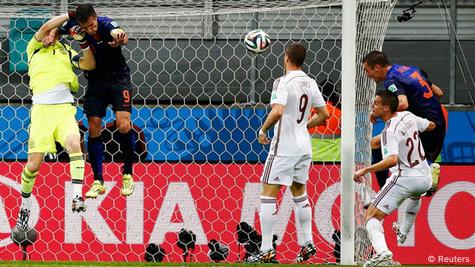 Holanda surpreende Espanha com goleada e vinga 2010