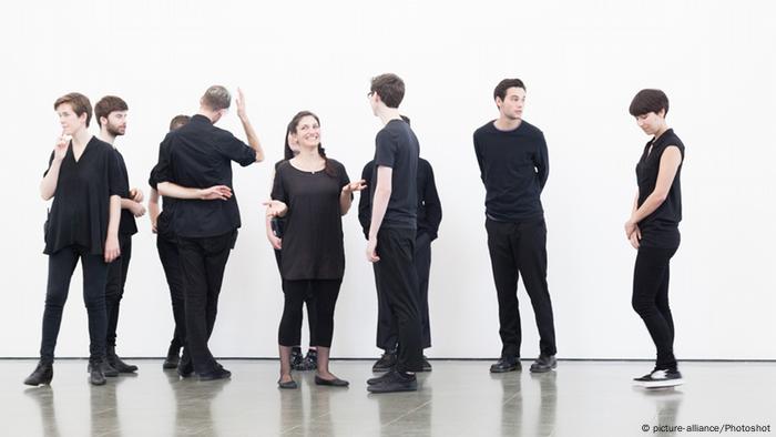Besucher der Performance 512 Hours (Foto: picture alliance)