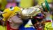 Ein Fan von Kolumbien küsst eine Atrappe des WM-Pokals (Foto: AP Photo/Fernando Vergara) Ein Fan von Kolumbien küsst eine Atrappe des WM-Pokals (Foto: AP Photo/Fernando Vergara)