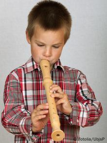 Ein Junge spielt Blockflöte