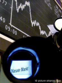 Smbolbild Börsenblase: der DAX-Index an der Börse in Frankfurt, im Vordergrund sieht man durch eine Kamera den Schriftzug Neuer Markt